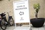 skilt viser ved til vaccine-center 