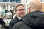 Politiker Niels Dueholm hilser på en mand med et smil. 