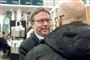 Politiker Niels Dueholm hilser på en mand med et smil. 