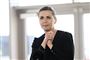 mette frederiksen sidder med foldede hænder