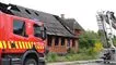 Brandbil foran udbrændt hus