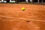 En tennisbold i luften 