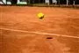 En tennisbold i luften 