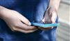 person står med en mobiltelefon