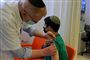 billede af barn der bliver vaccineret