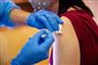 person vaccineres med sprøjte i overarmen