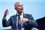Jeff Bezos gør fagter 