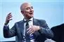 Jeff Bezos gør fagter 