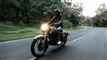 En motorcykelist med sort hjelm 