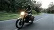 En motorcykelist med sort hjelm 