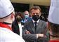 emmanuel macron står med korslagte arme