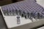 kasse med vaccineglas står på bord