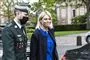 Forsvarsminister Trine Bramsen går ved siden af militærmand
