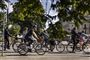Folk cykler i byen