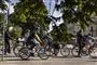 Folk cykler i byen