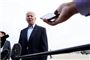 Joe Biden taler med journalister