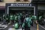 madbude i kø foran mcdonalds i Indonesien