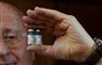 person viser to glas med sputnik-vaccine