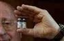 person viser to glas med sputnik-vaccine