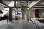 Lejligheden som er luksuriøst indrettet med store grønne planter, designer møbler og højt til loftet.