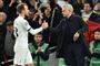 Christian Eriksen og José Mourinho giver hinanden hånden