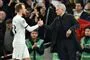 Christian Eriksen og José Mourinho giver hinanden hånden