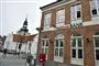 en rød murstensbygning med en bank i