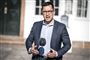 En mand taler på en gårdsplads