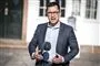 En mand taler på en gårdsplads