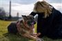 En dame med en schæferhund i Washington