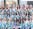 En masse cheerleader-piger i blåt
