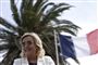 en blond kvinde foran en palme og Tricolore