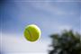 tennisbold i luften