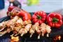 kød og grønsager er lagt på en grill