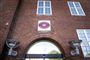 En retsbygning med røde mursten