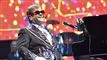 billede af Elton John på scenen