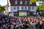 fodboldfans ser fodbold på storskærm