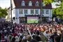 fodboldfans ser fodbold på storskærm