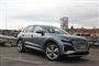 En SUV ved en havn