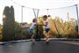 Børn hopper på en trampolin
