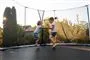 Børn hopper på en trampolin