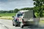 En bil med en trailer med møbler på