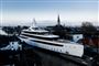 En kæmpe yacht i smalle kanaler