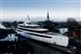 En kæmpe yacht i smalle kanaler