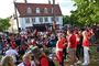 fodboldfans ser fodbold på storskærm