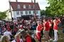 fodboldfans ser fodbold på storskærm