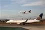et fly i luften og et fly på landingsbanen