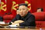Kim Jong-un med korslagte arme i en stor rød stol. Han ser ikke specielt udmagret ud.