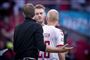 Simon Kjær snakker med Kasper Hjulman under kampen mod Wales da han blev skiftet ud