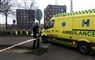 En ambulance og en politimand